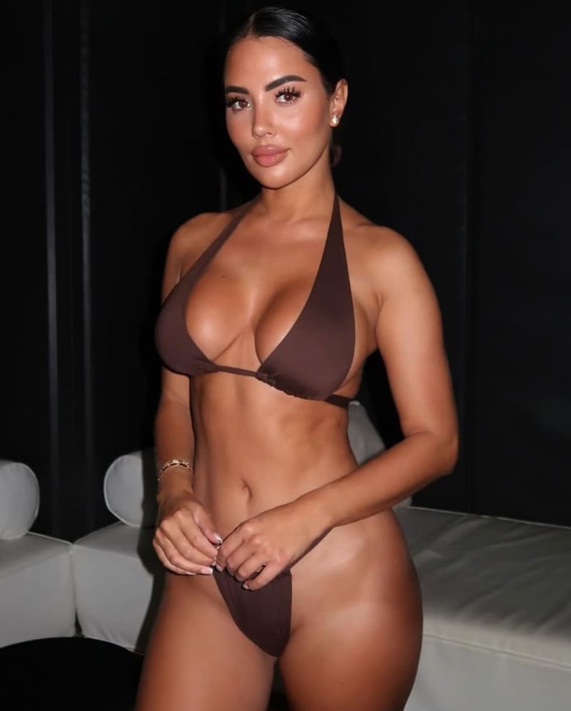 Babe in bruine bikini