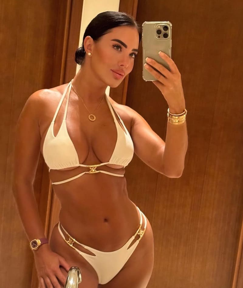 Dame in sexy bikini