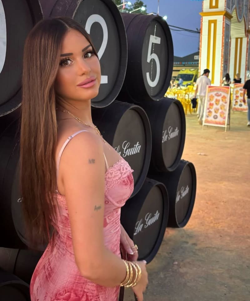 Rocío in sexy roze jurkje