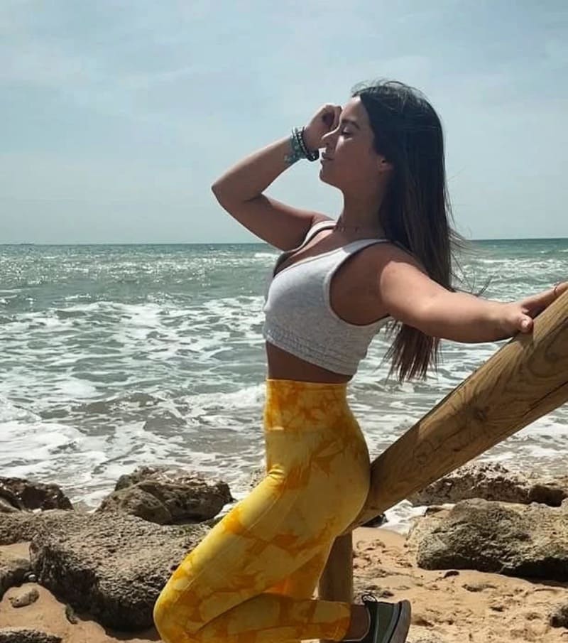 Sexy brunette in gele broek