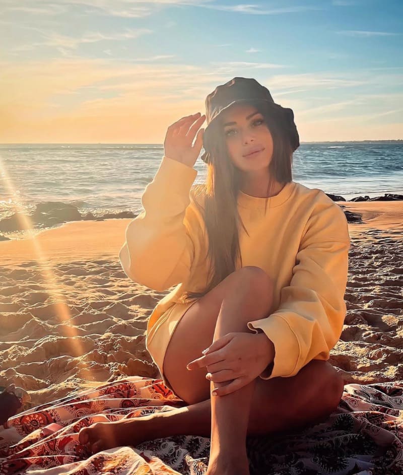 Rocío op strand met buckethat