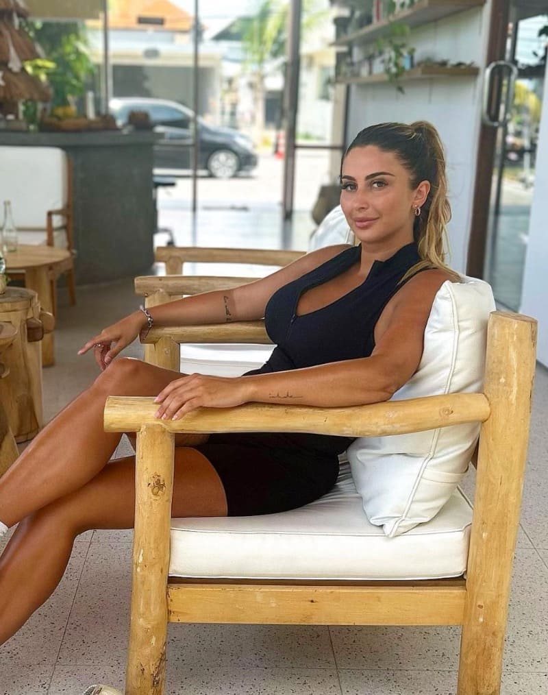 Babe in zwarte jurk