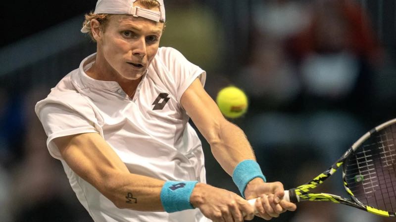 Jesper de Jong speelt tennis 