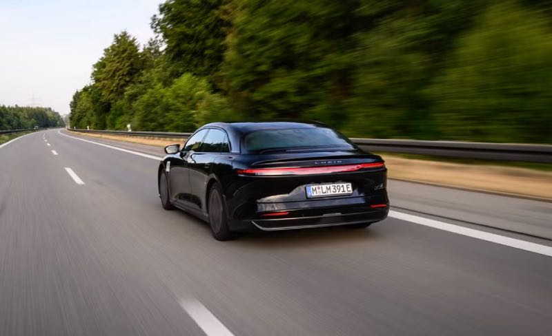 Lucid Air op straat
