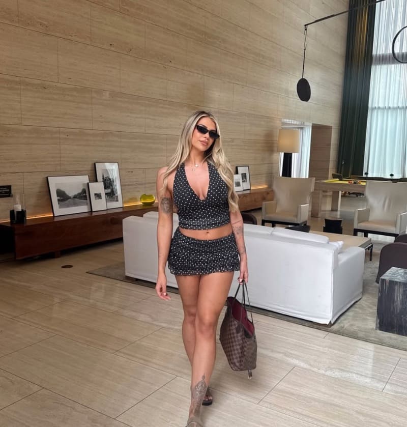 Chelsea in sexy rokje