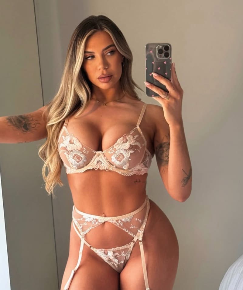 Chelsea in witte lingerie