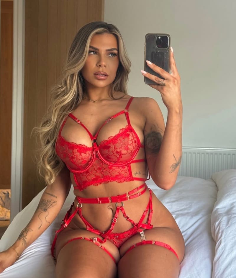 Babe in rode lingerie op bed