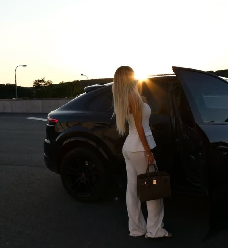 Simona in witte outfit