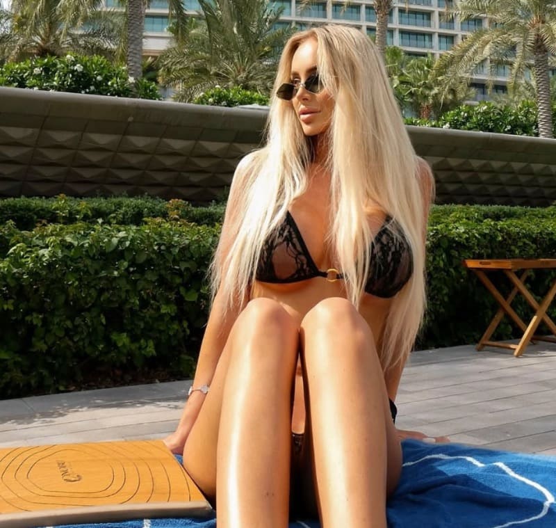 Simona in sexy bikini