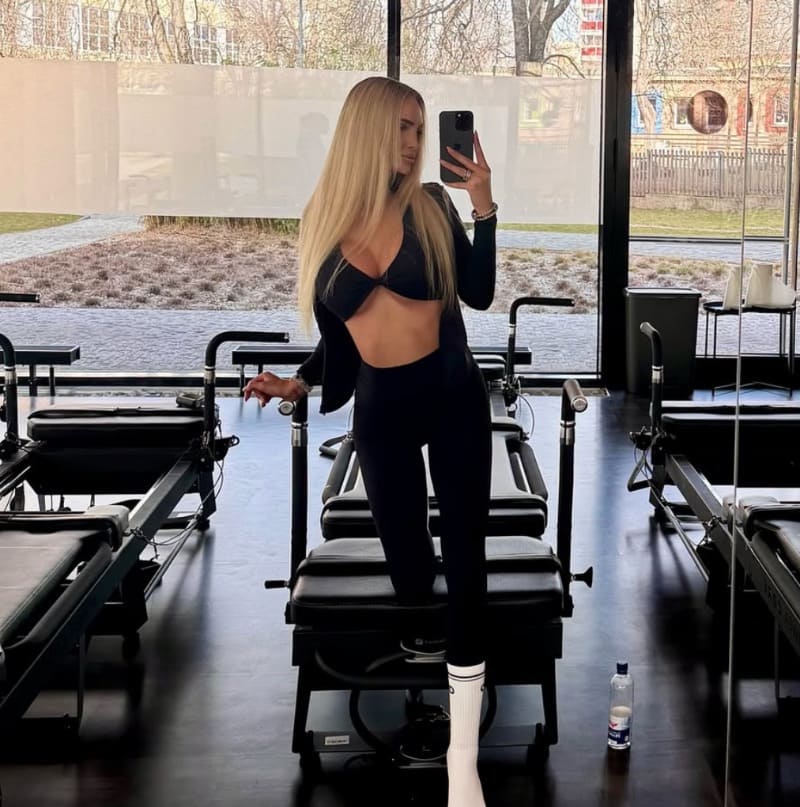 Babe in sexy fitness outfit