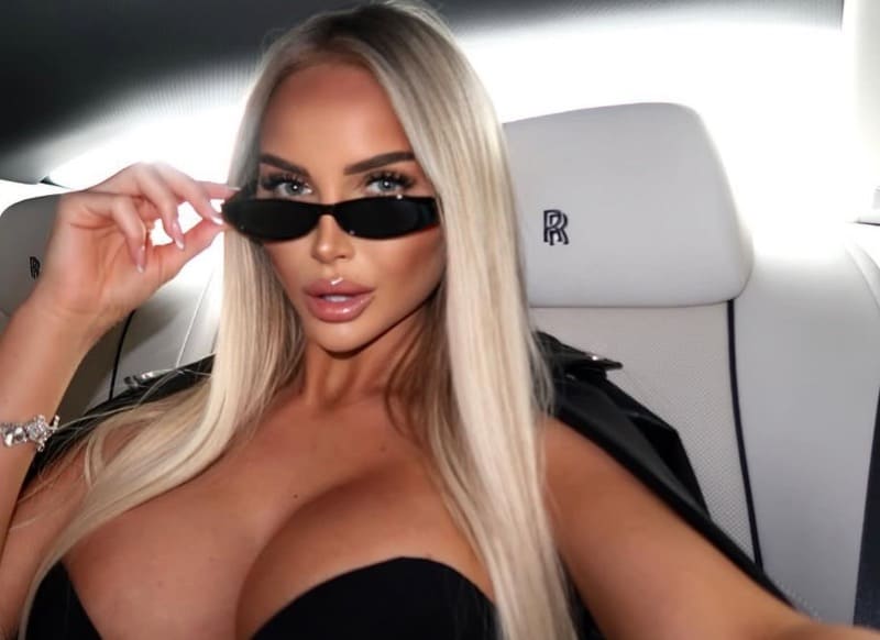 Blonde dame in sexy jurk