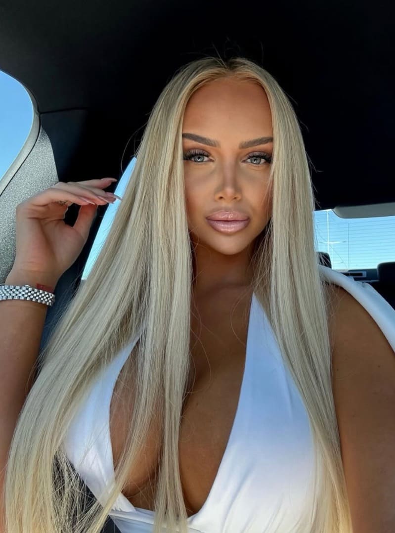 Blonde babe in wit topje