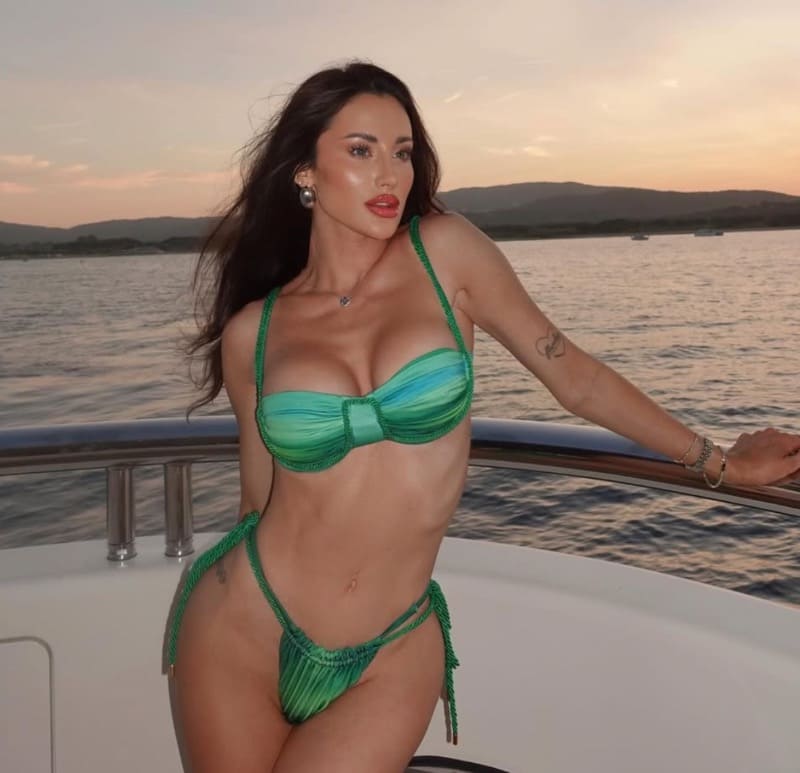 Hanna in bikini
