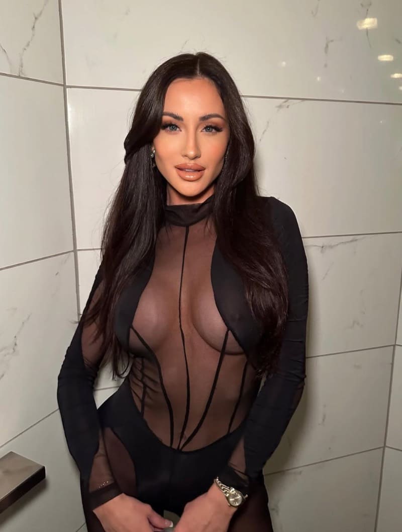 Hanna in sexy lingerie