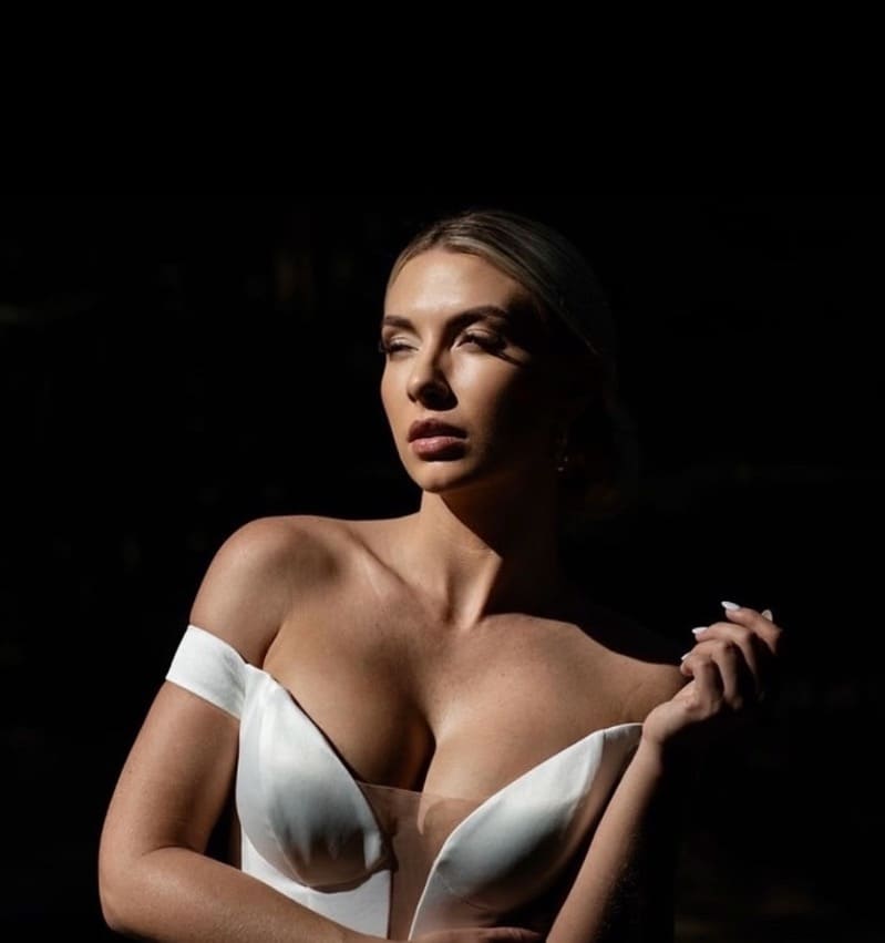 Babe in sexy wit topje