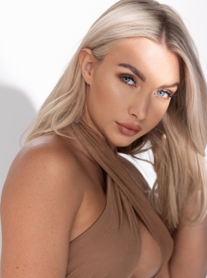 blondine met verleidelijke blik