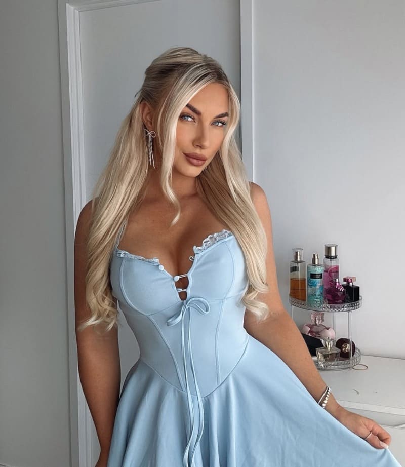 Cheyenne in lichtblauwe jurk 