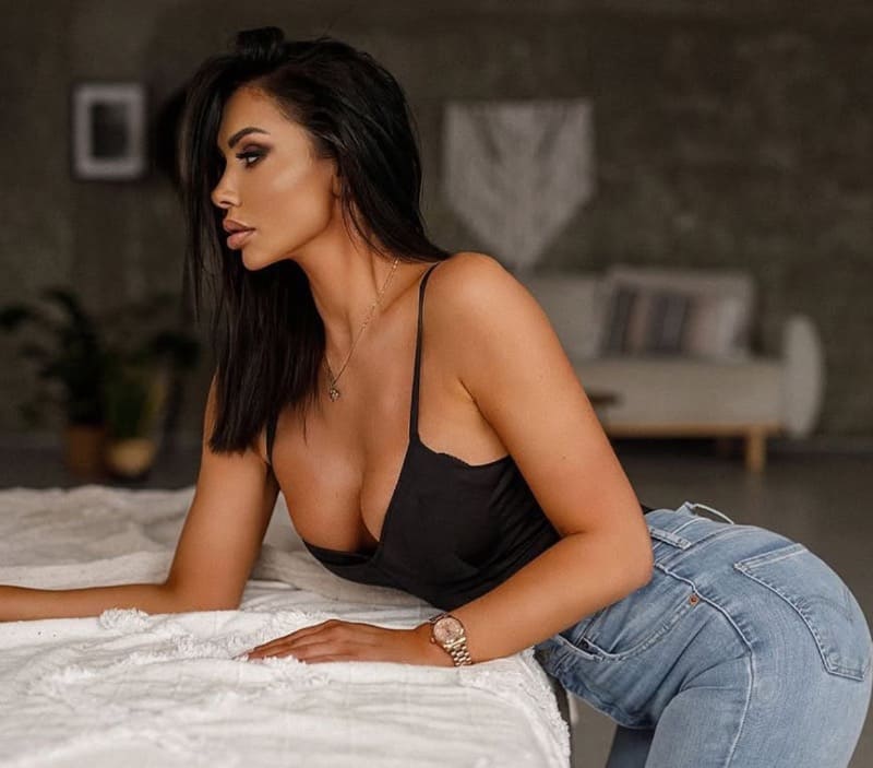 Aleksandra in jeans en zwart topje