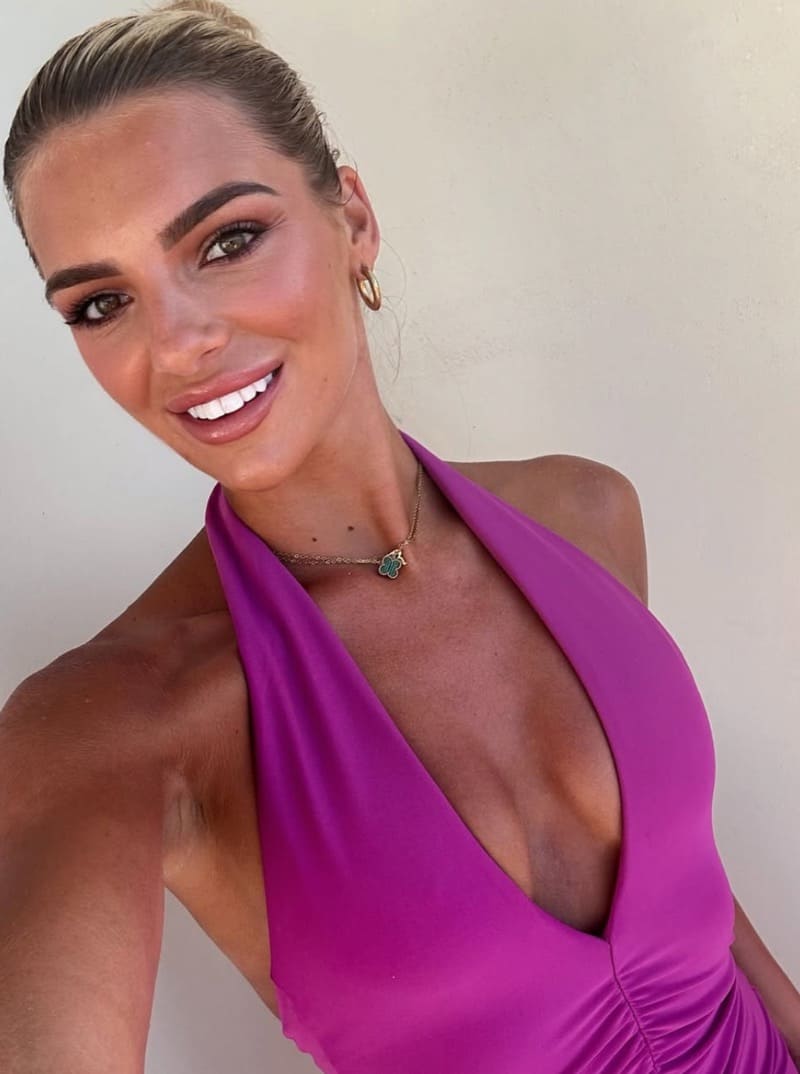 Gemma April in roze jurk