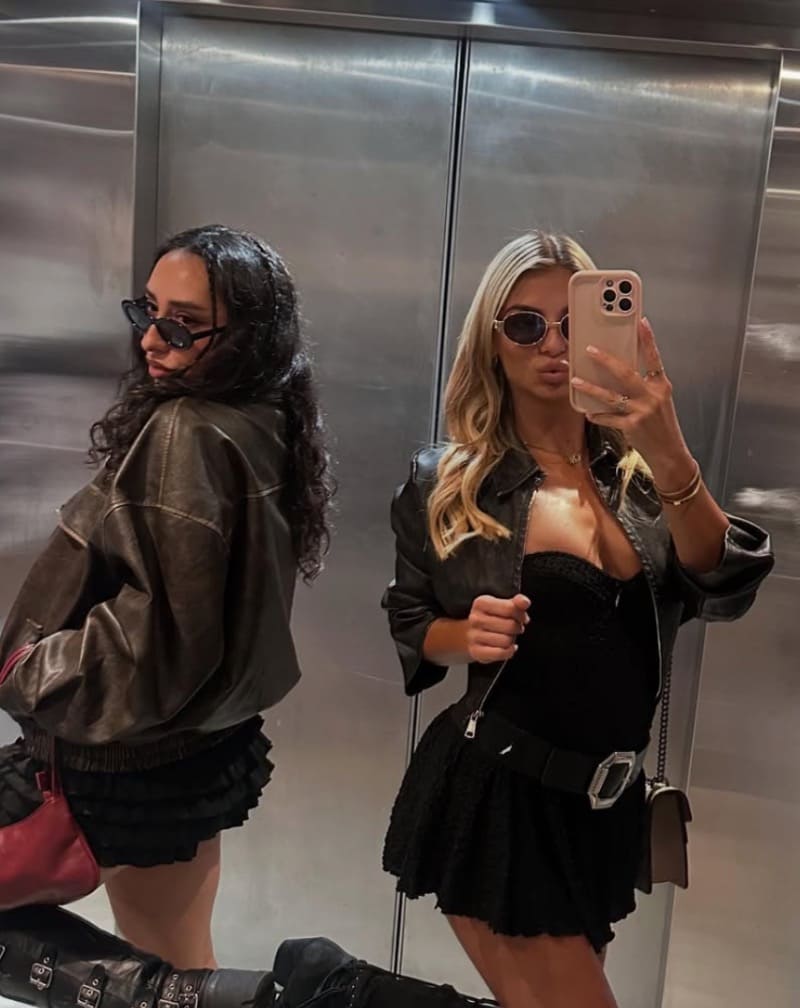 Sexy dames in lift