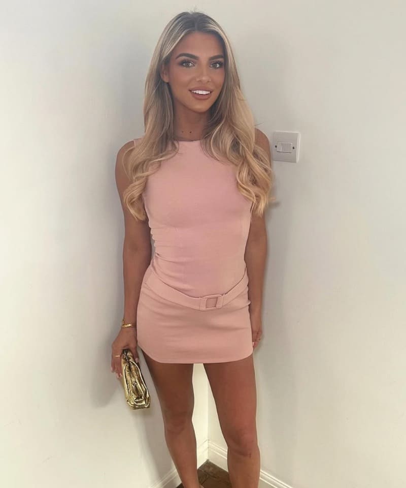 Gemma April in sexy roze jurk