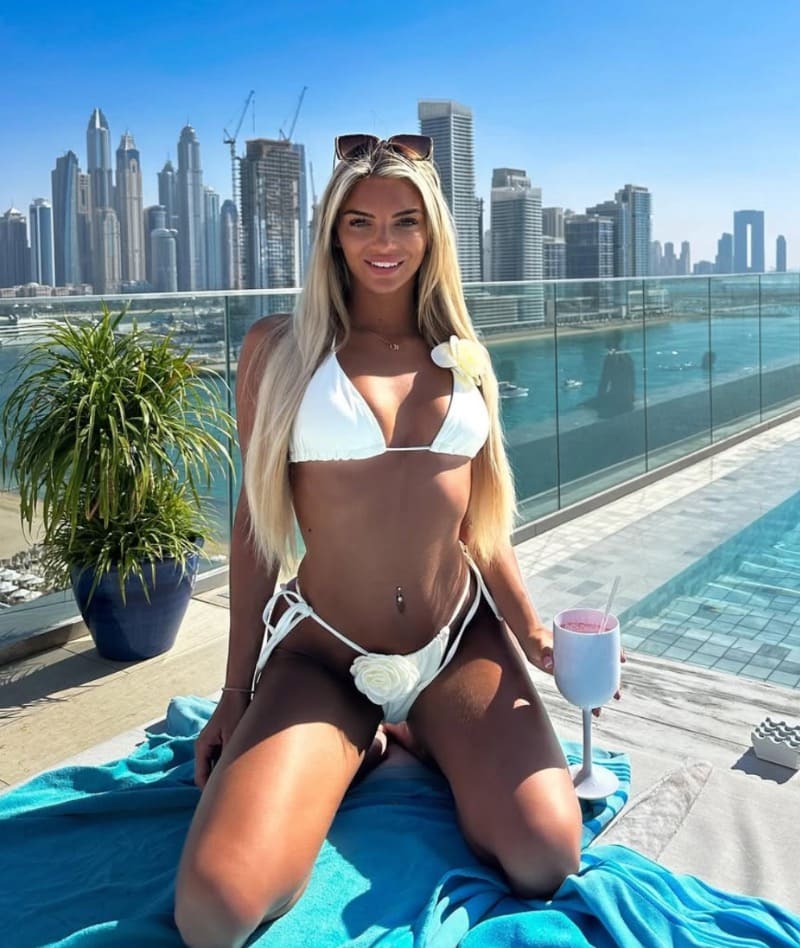 Babe in witte bikini