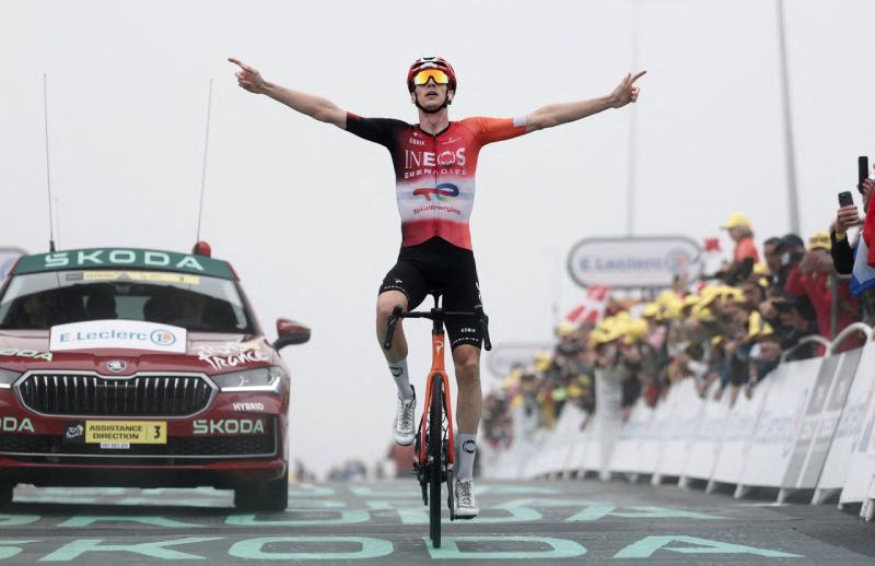 Thymen Arensman op fiets in tour