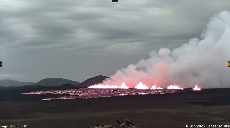Lava op grond na vulkaan uitbarsting