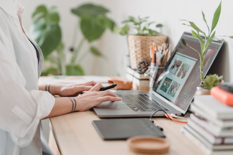 Persoon werkt op computer als ZZP'er