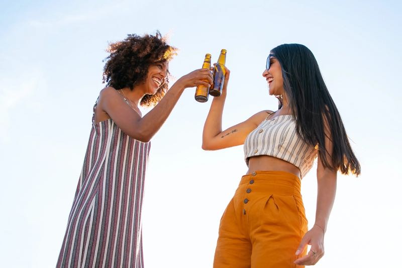 Vrouwen drinken zomer bier