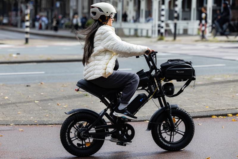 Vrouw op fatbike