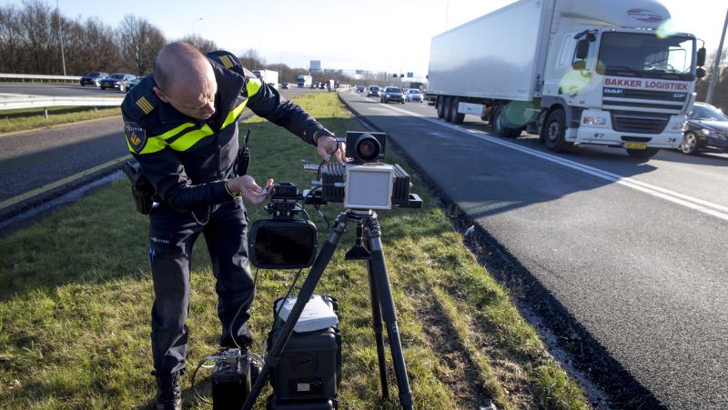 Politie agent installeert snelheidsmarathon camera 