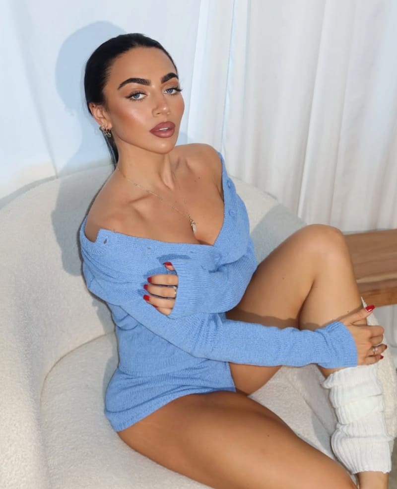 Babe in blauwe outfit