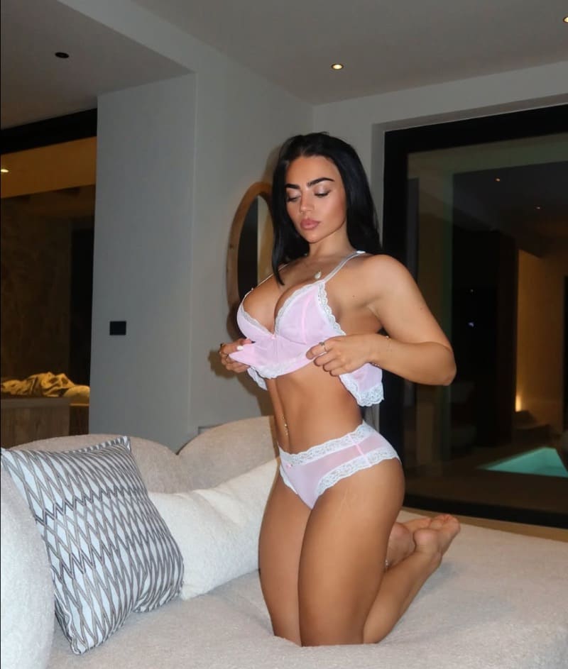 Babe met witte lingerie