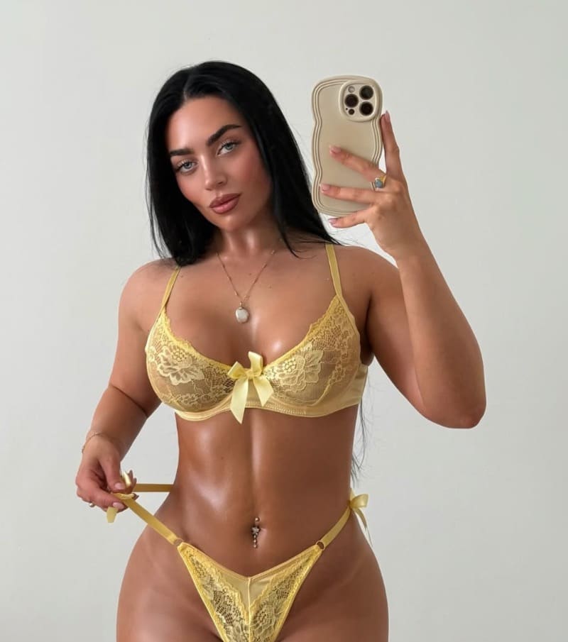 Sexy brunette in gele lingerie