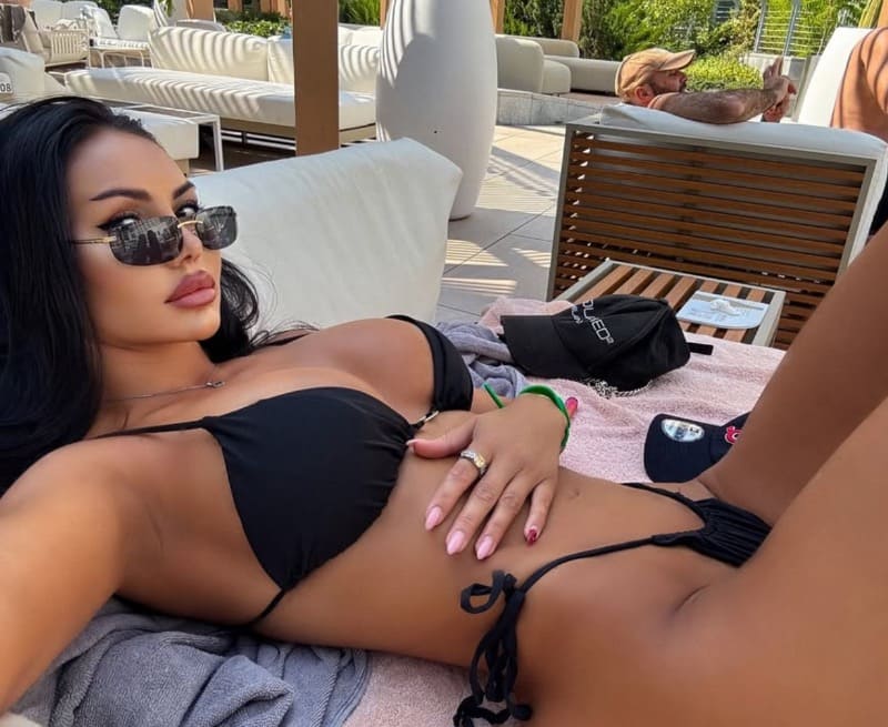 Sexy babe in bikini