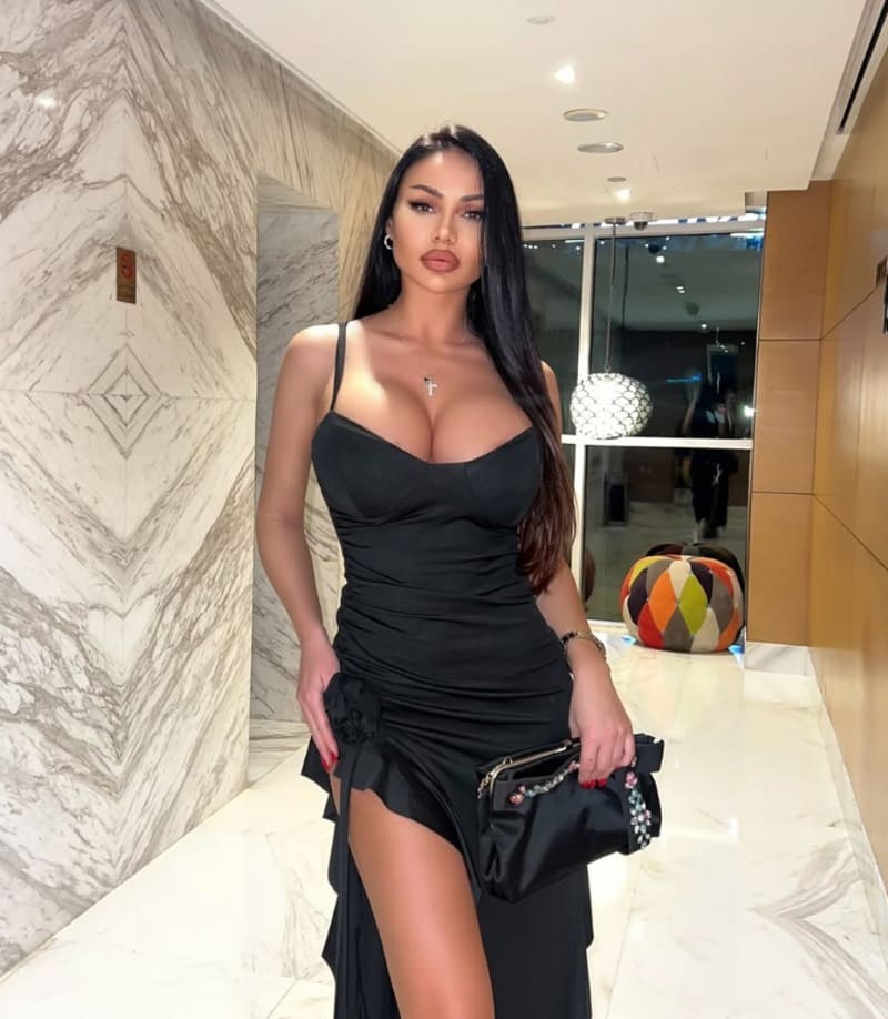 Marya in strakke jurk