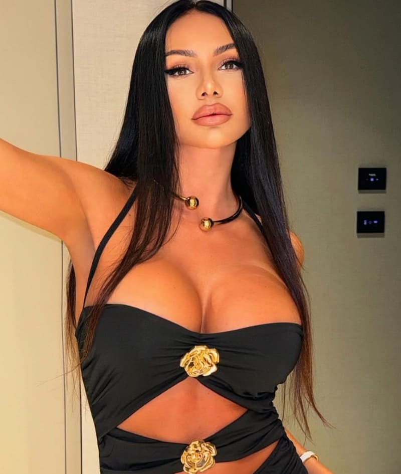 Babe in sexy topje met enorme tieten
