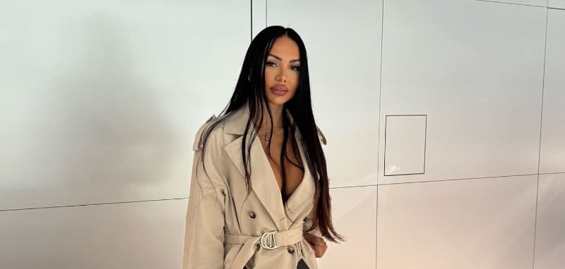 Babe in sexy jas