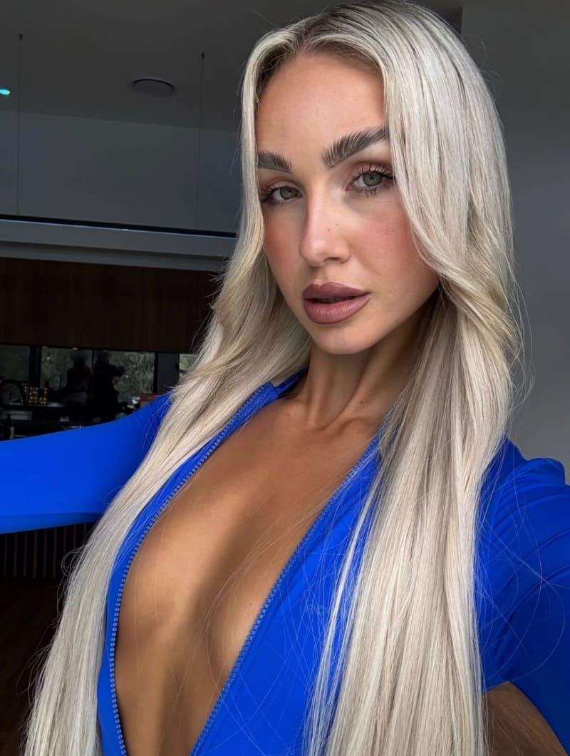 Aliza in blauw