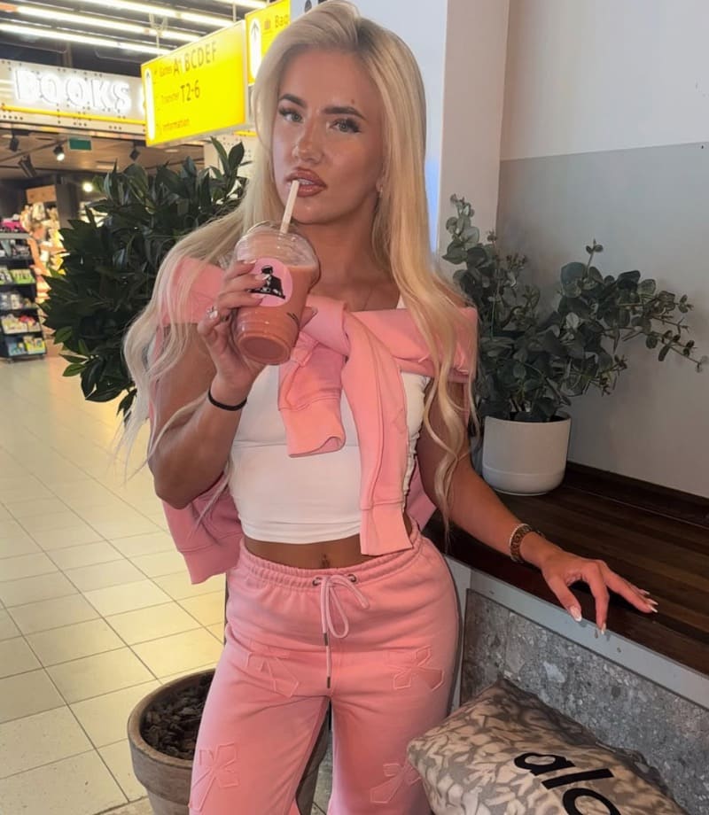 Babe in sexy outfit