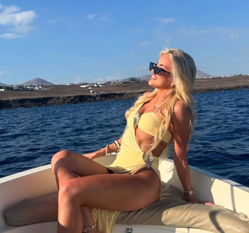 Paula op boot in geel