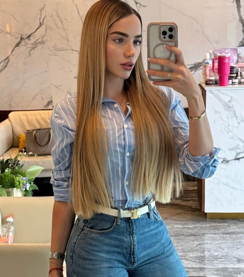 Itza in jeans
