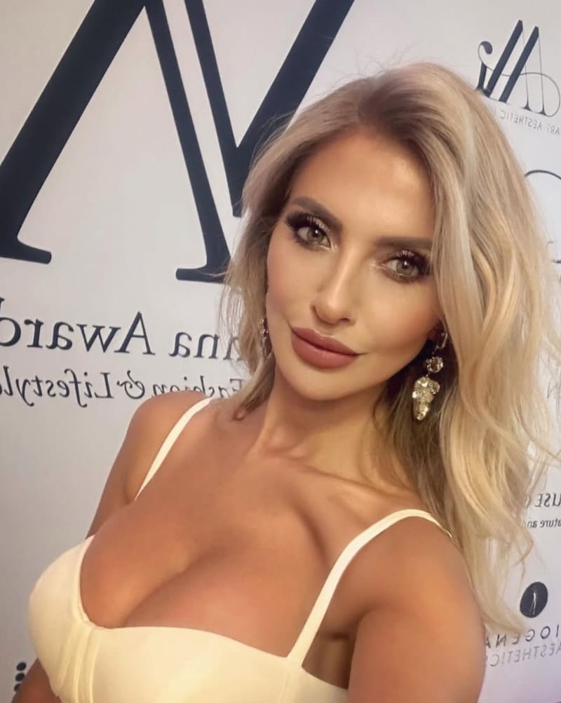 Sexy dame in geel topje
