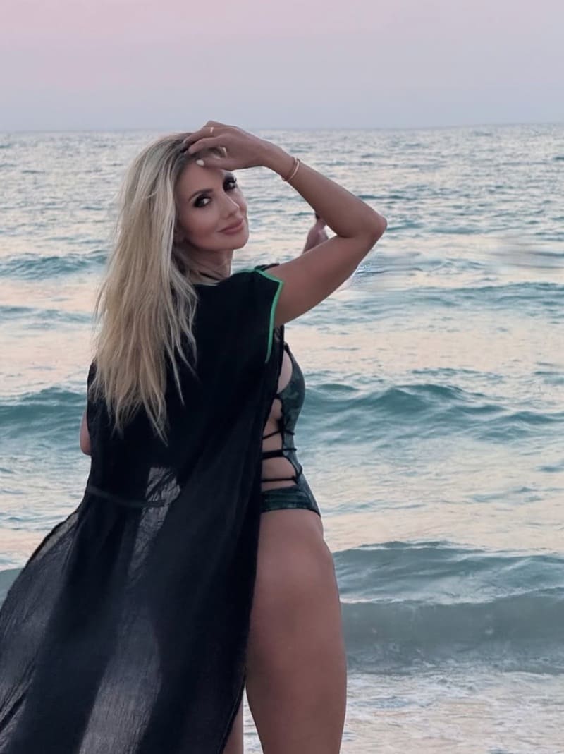 Babe in zwarte bikini