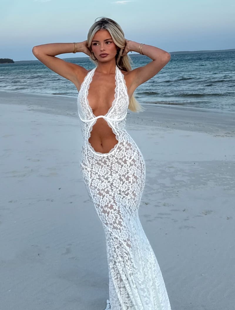 Babe in mooie witte jurk