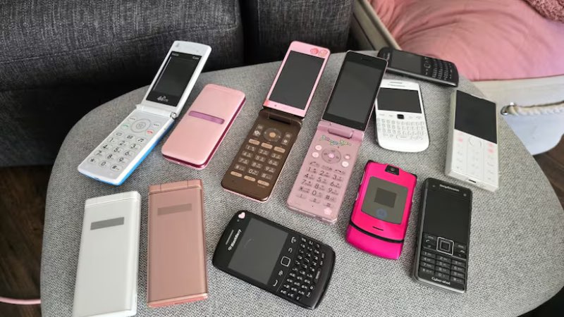 Dumbphones tech detox FT
