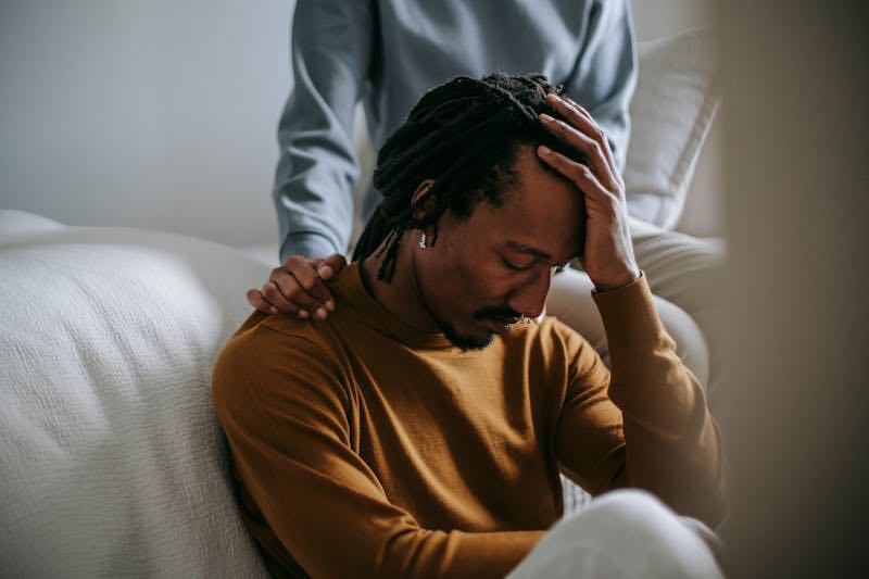 Man met rouw nadat vriend verliest Brein