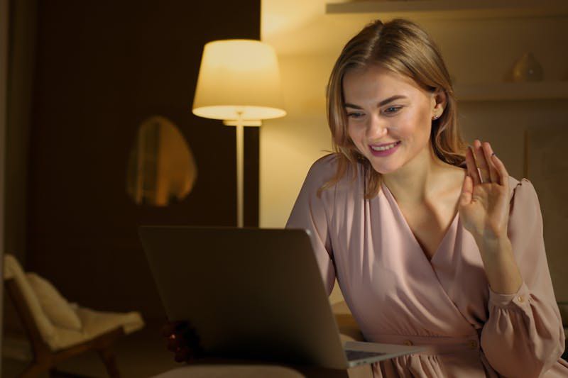 Vrouw voor computer