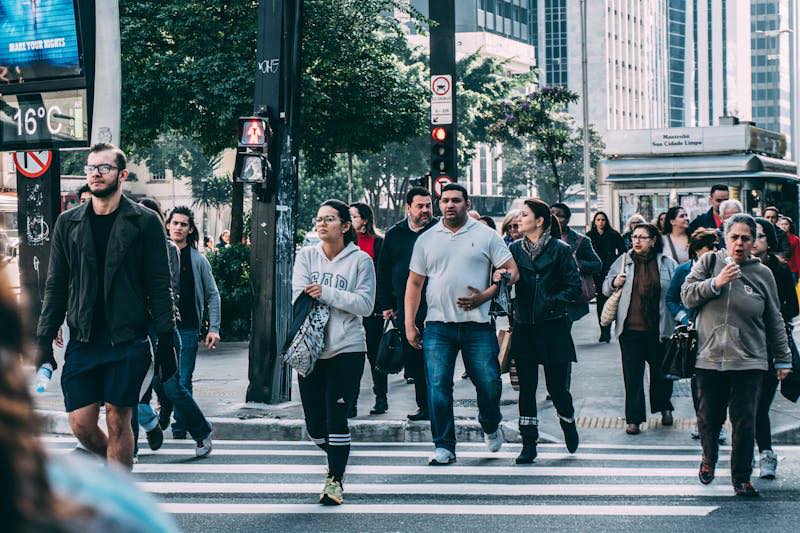 Mensen wandelen op straat en zetten stappen